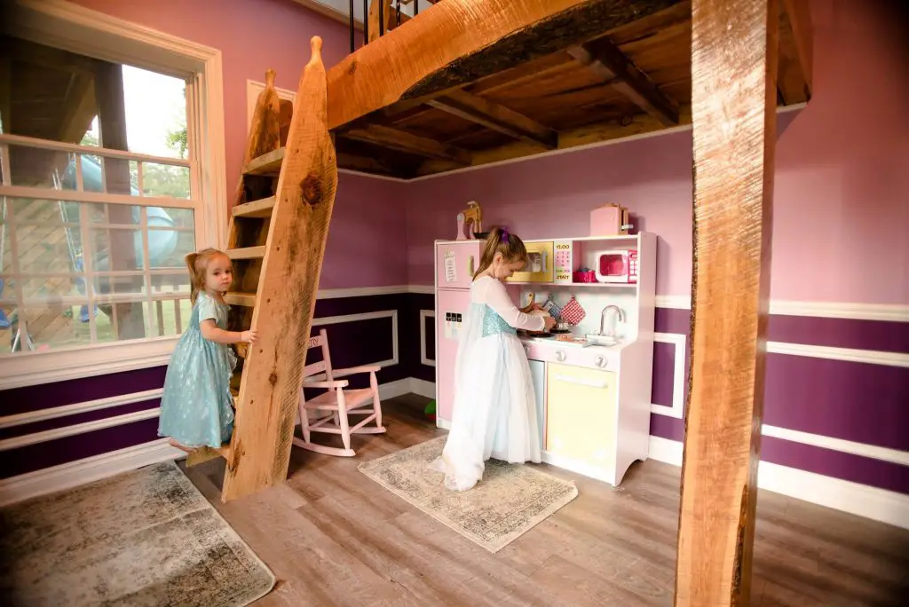 Dad Built His 2 Princesses A Backyard Playhouse That Goes Vi