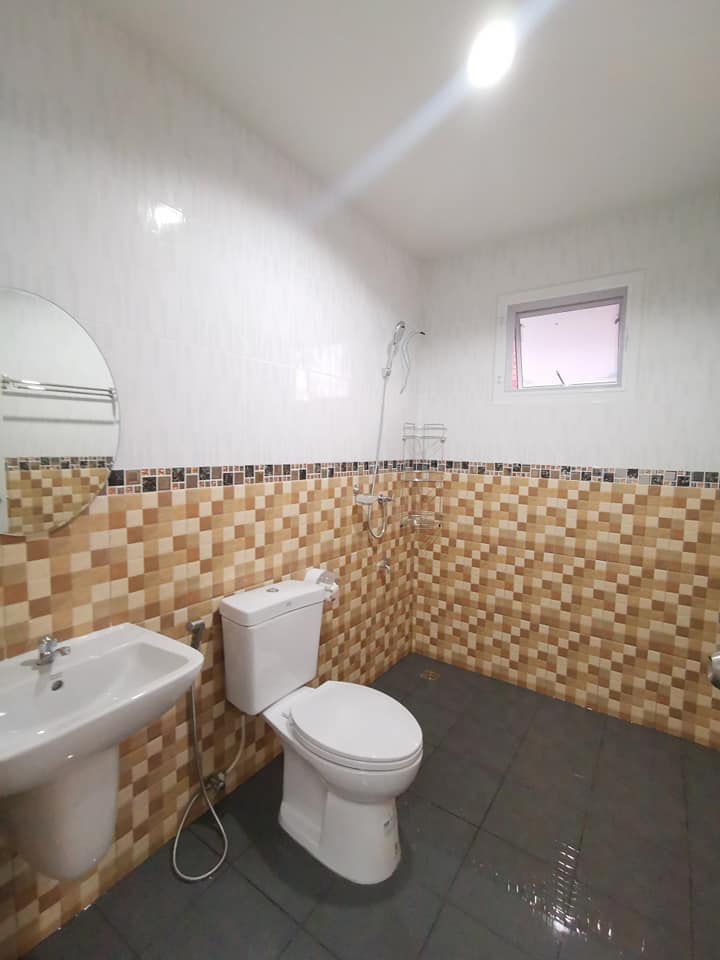 Contemporary 3-Bedroom bathroom