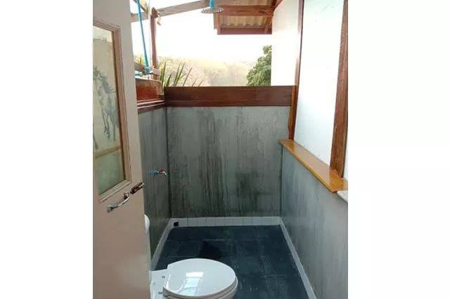 Cottage-Style House  bathroom